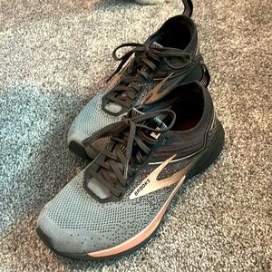 Brooks Ricochet Rose Gold Size 8